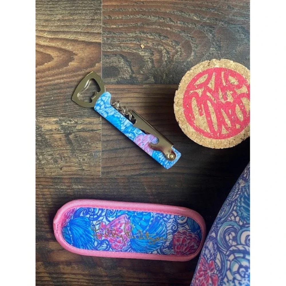 Lilly Pulitzer Wine Bar Set Carafe Neoprene Sleeve Corkscrew Coaster Seashell‎